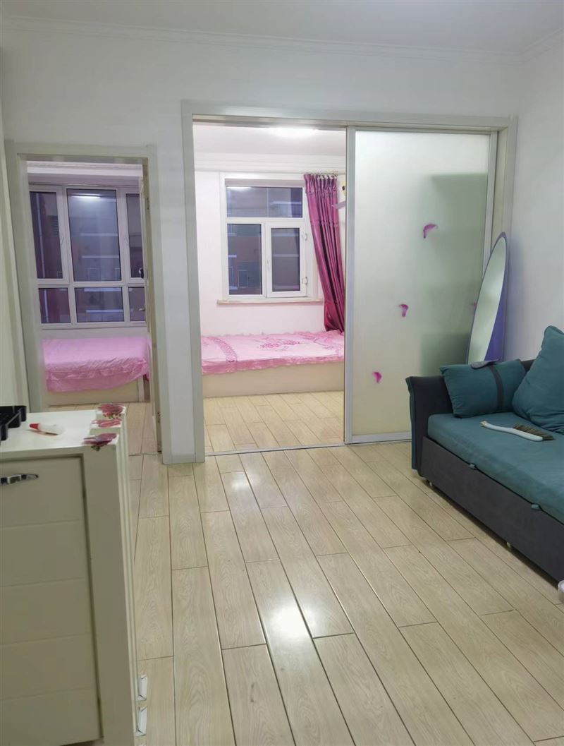 出租時代麗都三樓 70 平二室一廳拎包入住設(shè)施齊全