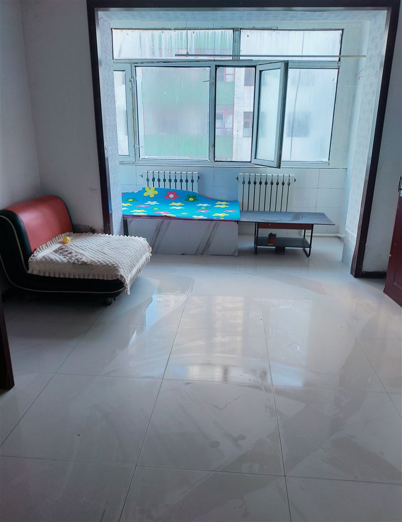 大商后面，二院的斜對角有六樓出租，拎包入住