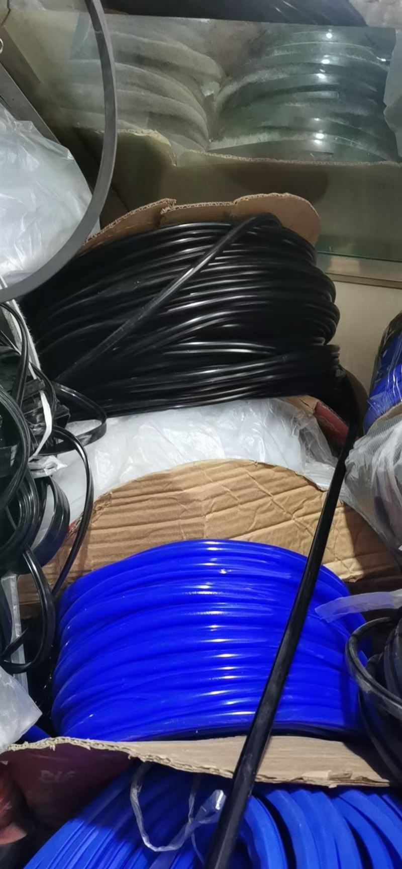 廠家維修銷售門(mén)窗，換合頁(yè)把手密封條。定做紗窗，軟包防盜門(mén)，