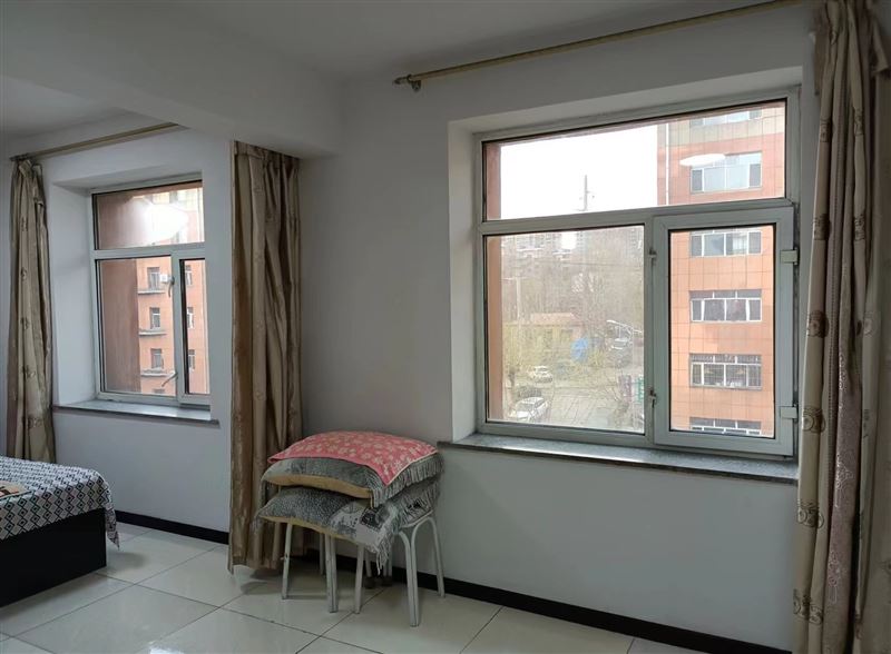 出租萬寶小區(qū)8號樓4樓